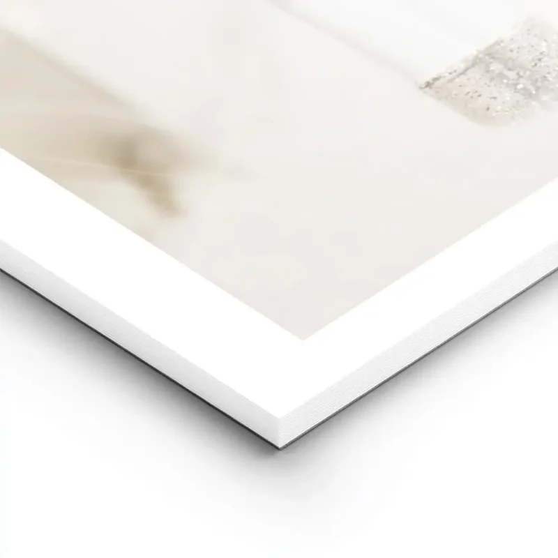 affiche casse noisette dore avec costume bleu pastel et beige accentue de paille lightpanel.webp
