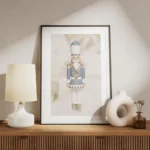 affiche casse noisette dore avec costume bleu pastel et beige accentue de paille meuble.webp