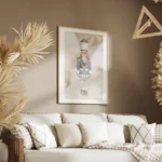 affiche casse noisette dore avec costume bleu pastel et beige accentue de paille salon.webp