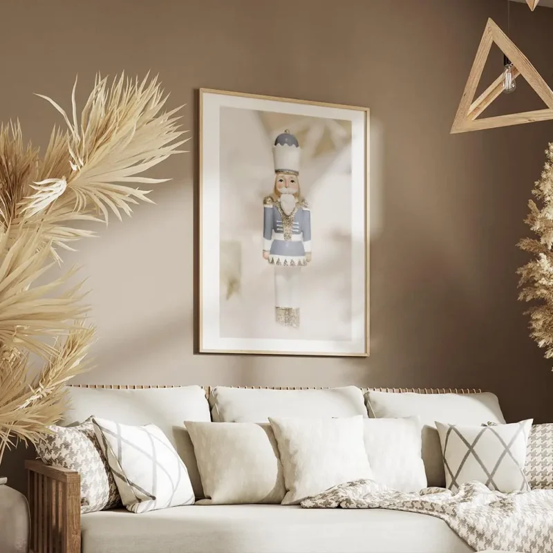 affiche casse noisette dore avec costume bleu pastel et beige accentue de paille salon.webp