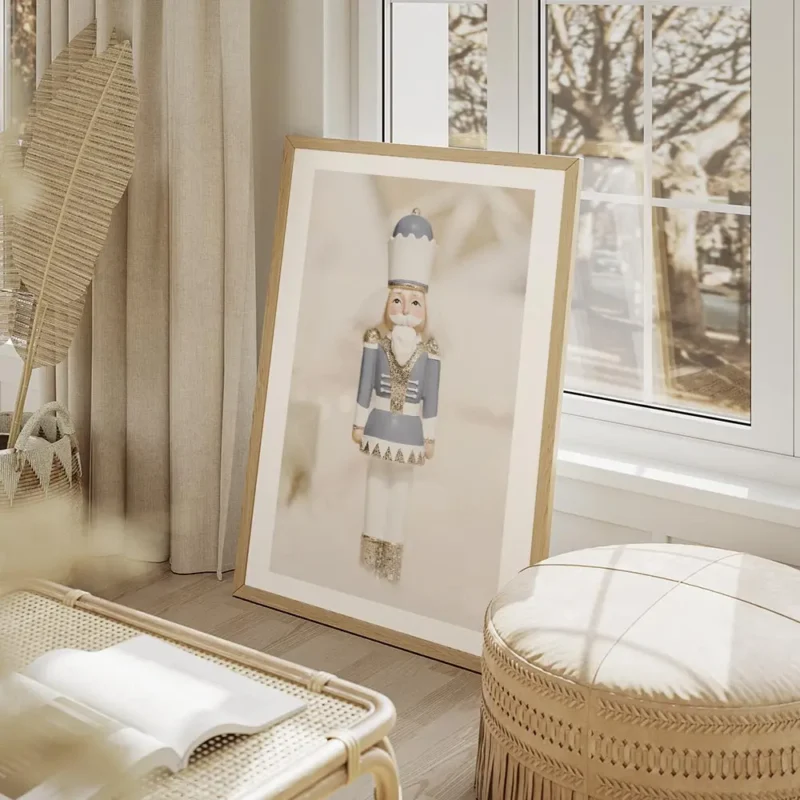 affiche casse noisette dore avec costume bleu pastel et beige accentue de paille salon beige.webp