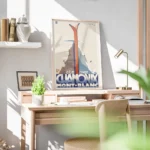 affiche chamonix vintage avec skis rouges croises devant une montagne enneigee a bureau.webp