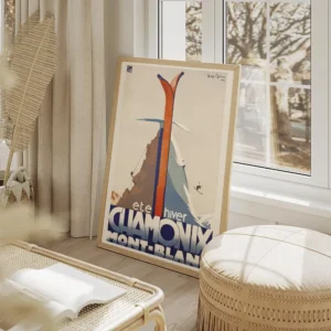 affiche chamonix vintage avec skis rouges croises devant une montagne enneigee a salon beige.webp