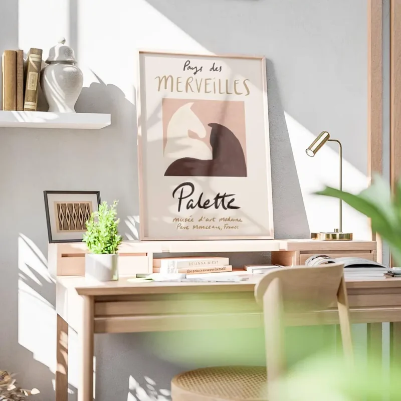 affiche chic de deux chevaux un blanc et un brun sur fond rose poudre avec le te bureau.webp
