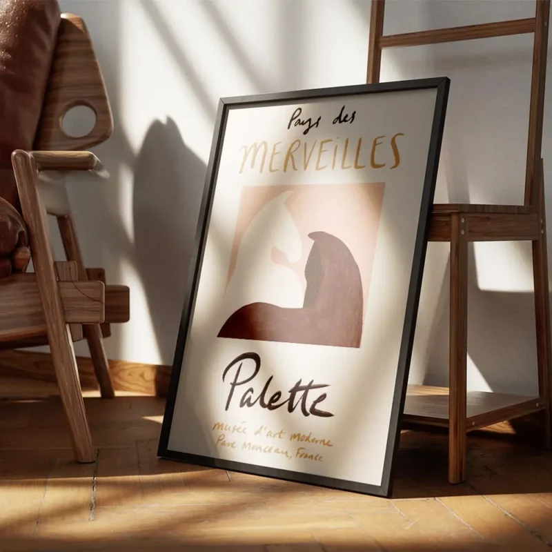 affiche chic de deux chevaux un blanc et un brun sur fond rose poudre avec le te encadre.webp