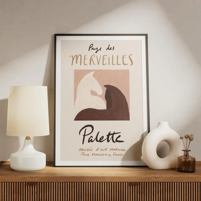 affiche chic de deux chevaux un blanc et un brun sur fond rose poudre avec le te meuble.webp