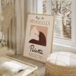 affiche chic de deux chevaux un blanc et un brun sur fond rose poudre avec le te salon beige.webp