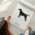 affiche chien personnalisee avec un chien noir et taches blanches sur fond gris en rouleau.webp