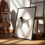 affiche chien personnalisee avec un chien noir et taches blanches sur fond gris encadre.webp