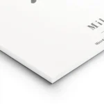 affiche chien personnalisee avec un chien noir et taches blanches sur fond gris lightpanel.webp