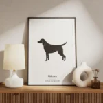 affiche chien personnalisee avec un chien noir et taches blanches sur fond gris meuble.webp