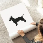 affiche chihuahua noir sur fond gris typographie milton au sol.webp