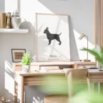 affiche chihuahua noir sur fond gris typographie milton bureau.webp
