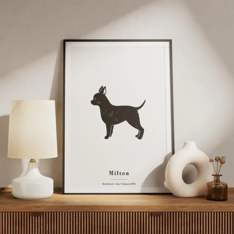 affiche chihuahua noir sur fond gris typographie milton meuble.webp