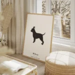 affiche chihuahua noir sur fond gris typographie milton salon beige.webp