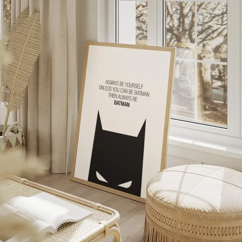 affiche citation batman noire et blanche avec typographie always be yourself unl salon beige.webp
