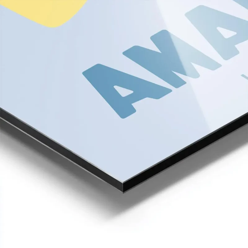 affiche citron jaune et bleu texte amalfi en typographie bleue aluminium.webp