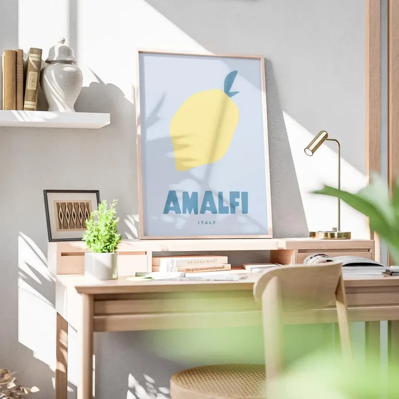 affiche citron jaune et bleu texte amalfi en typographie bleue bureau.webp