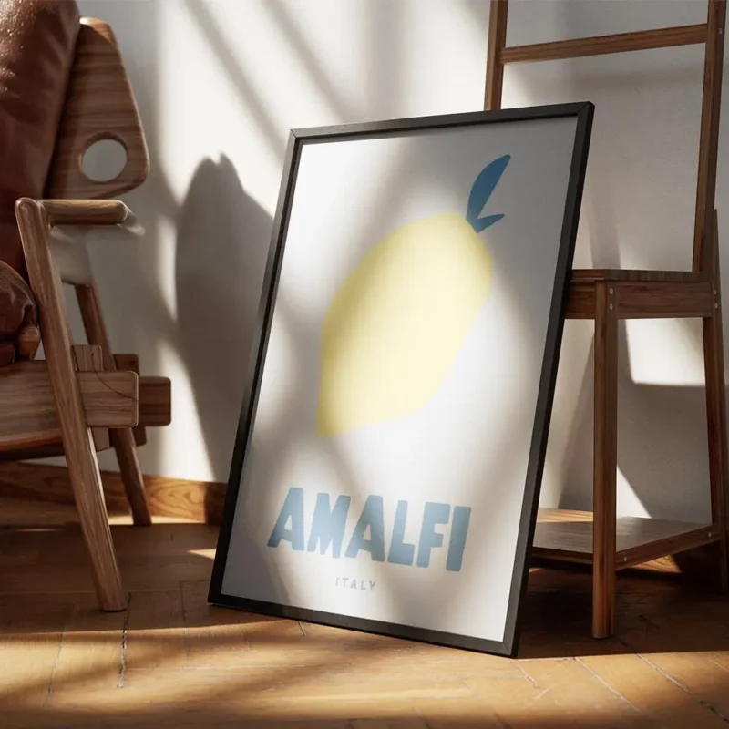 affiche citron jaune et bleu texte amalfi en typographie bleue encadre.webp