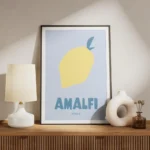 affiche citron jaune et bleu texte amalfi en typographie bleue meuble.webp