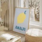 affiche citron jaune et bleu texte amalfi en typographie bleue salon beige.webp