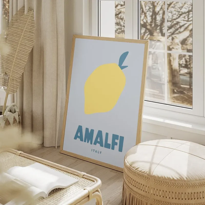 affiche citron jaune et bleu texte amalfi en typographie bleue salon beige.webp