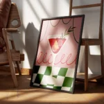 affiche cocktail dhiver avec oranges baies et romarin dans un verre sur fond ros encadre.webp