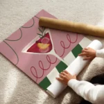 affiche cocktail dhiver avec oranges baies et romarin dans un verre sur fond ros enroule.webp