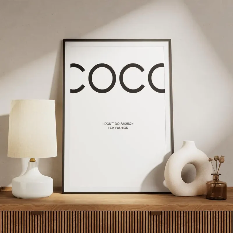 affiche coco chanel avec la citation i dont do fashion i am fashion en typograph meuble.webp