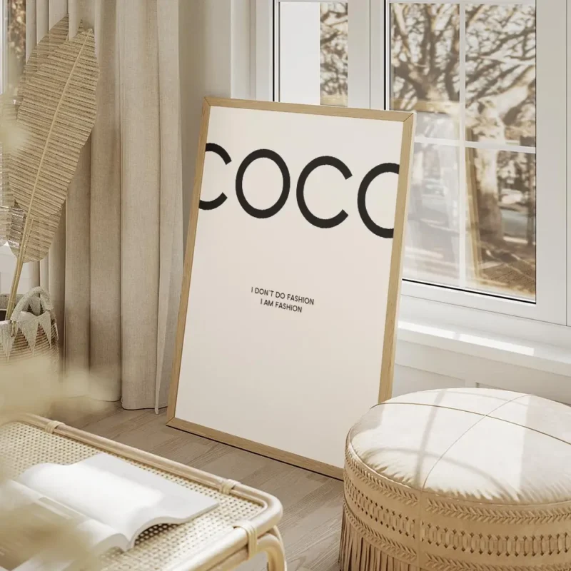 affiche coco chanel avec la citation i dont do fashion i am fashion en typograph salon beige.webp