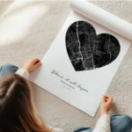 affiche coeur noir carte personnalisee en forme de c ur noir sur fond blanc avec en rouleau.webp