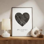 affiche coeur noir carte personnalisee en forme de c ur noir sur fond blanc avec meuble.webp