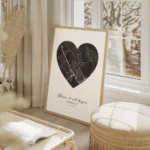 affiche coeur noir carte personnalisee en forme de c ur noir sur fond blanc avec salon beige.webp