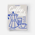 affiche coffee club sur fond gris avec une cafetiere bleue une tasse et un verre.webp