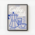 affiche coffee club sur fond gris avec une cafetiere bleue une tasse et un verre avec cadre.webp