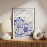 affiche coffee club sur fond gris avec une cafetiere bleue une tasse et un verre meuble.webp