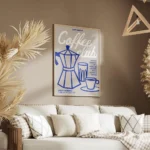 affiche coffee club sur fond gris avec une cafetiere bleue une tasse et un verre salon.webp