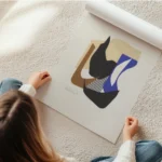 affiche collage de formes geometriques courbes aux couleurs terreuses et bleues en rouleau.webp