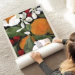 affiche coloree a la typographie marche dhiver avec des fleurs blanches feuilles au sol.webp