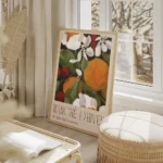 affiche coloree a la typographie marche dhiver avec des fleurs blanches feuilles salon beige.webp