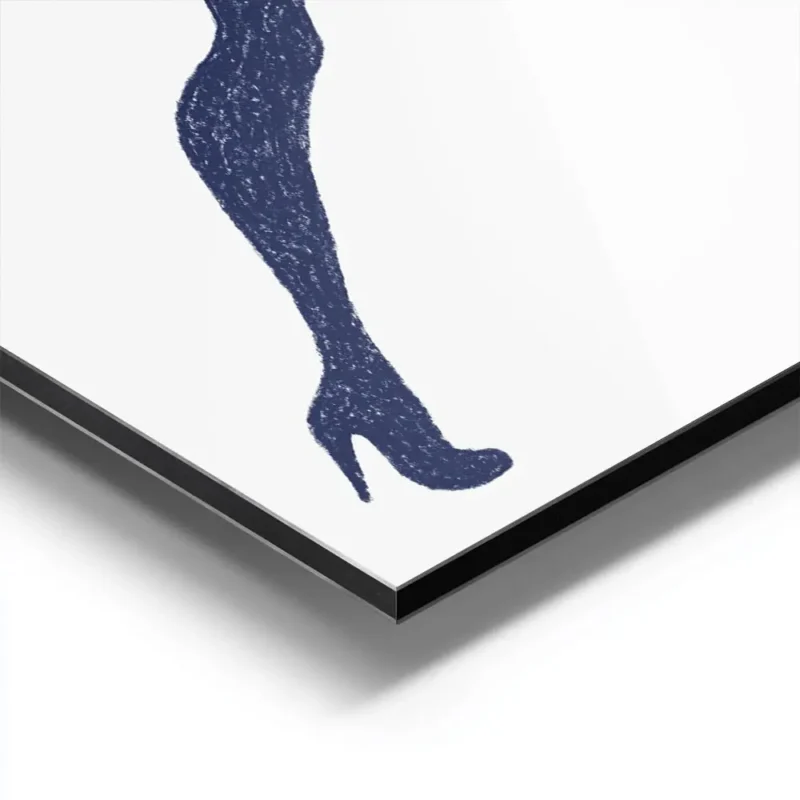 affiche coloree audacieuse dune femme en robe a motifs marchant en talons hauts aluminium.webp