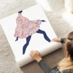 affiche coloree audacieuse dune femme en robe a motifs marchant en talons hauts au sol.webp