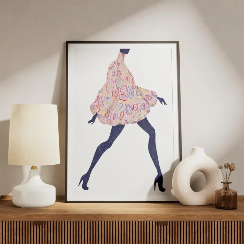 affiche coloree audacieuse dune femme en robe a motifs marchant en talons hauts meuble.webp
