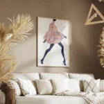 affiche coloree audacieuse dune femme en robe a motifs marchant en talons hauts salon.webp