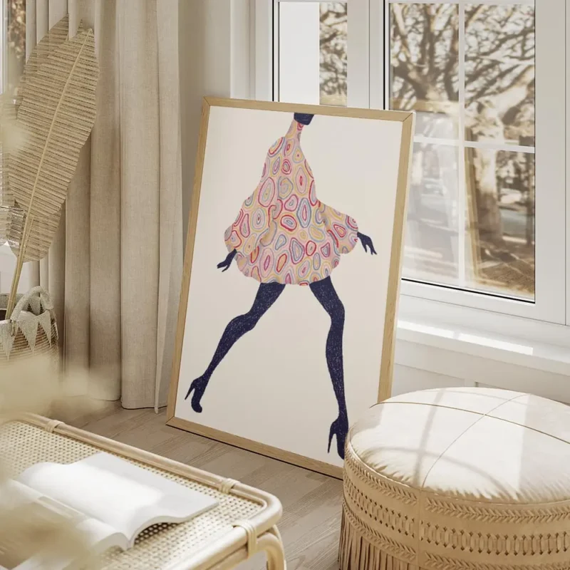 affiche coloree audacieuse dune femme en robe a motifs marchant en talons hauts salon beige.webp