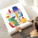 affiche coloree avec figure abstraite composee de mains dyeux et de traits de vi au sol.webp