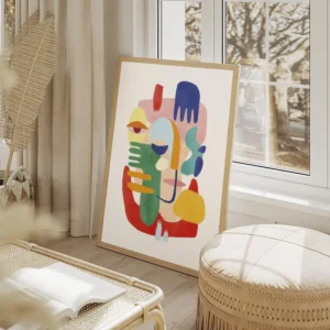 affiche coloree avec figure abstraite composee de mains dyeux et de traits de vi salon beige.webp