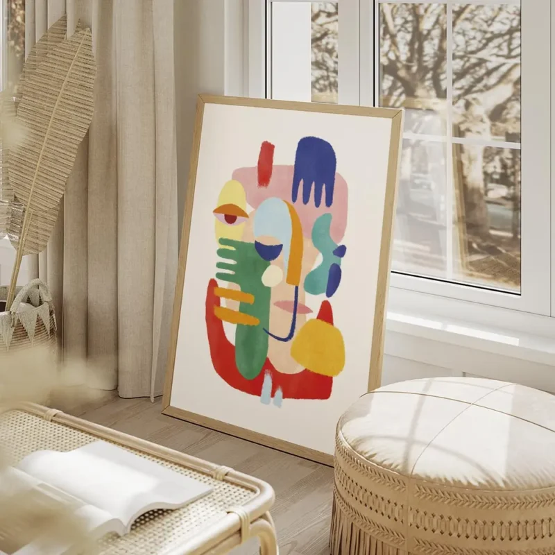 affiche coloree avec figure abstraite composee de mains dyeux et de traits de vi salon beige.webp