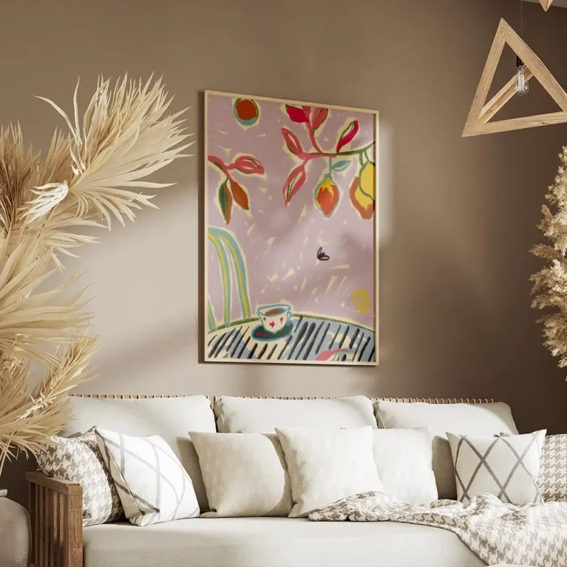 affiche coloree avec tasse de cafe sur une table feuillage vert et rose et fruit salon.webp
