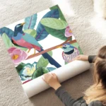 affiche coloree de deux oiseaux tropicaux dans une jungle luxuriante avec des pl au sol.webp